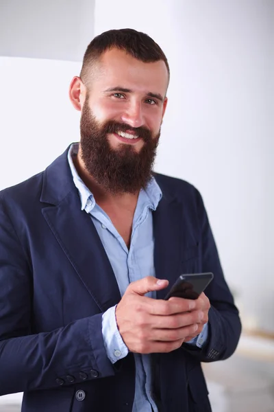 Primo piano di un uomo che utilizza lo smartphone mobile, isolato su sfondo bianco — Foto Stock