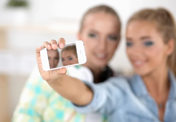 Duas meninas tirando fotos no telefone em casa — Fotografia de Stock