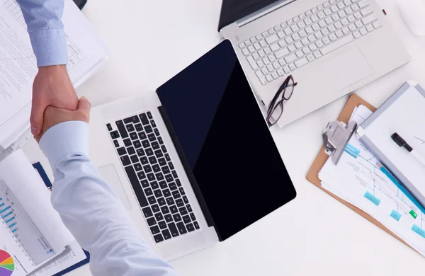 Zakenmensen die met een laptop in een kantoor werken — Stockfoto