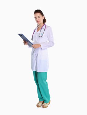 Hastanede üniformalı, gülümseyen bir kadın doktor.