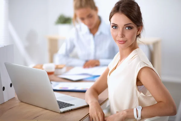 Beautiful  businesswoman enjoying coffee in bright office — Stock Photo, Image