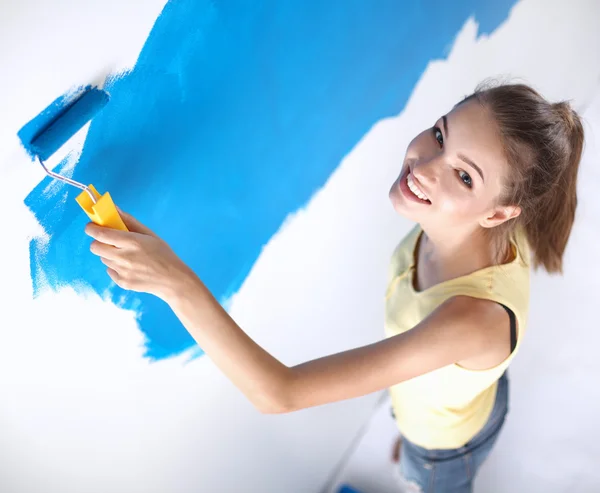 Felice bella giovane donna che fa pittura murale, in piedi sulla scala — Foto Stock