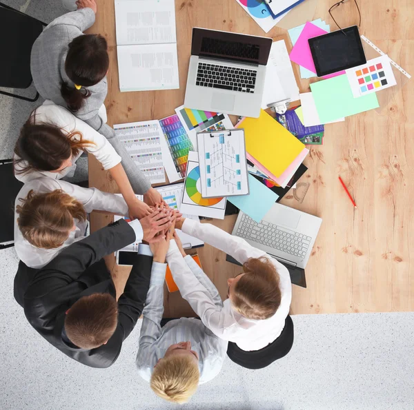 Equipo empresarial con las manos juntas - conceptos de trabajo en equipo —  Fotos de Stock