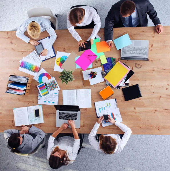 Gente de negocios sentada y discutiendo en la reunión de negocios, en la oficina — Foto de Stock