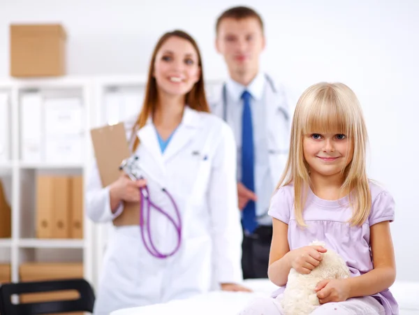 Médico femenino examinando a un niño con estetoscopio en cirugía — Foto de Stock