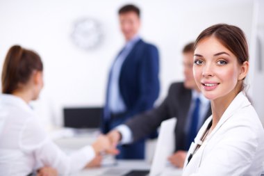 İş adamları el sıkışıyor, toplantıyı bitiriyor, ofiste.