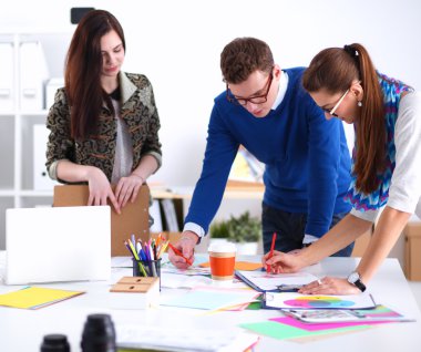 Yeni bir proje üzerinde çalışan genç iş adamları