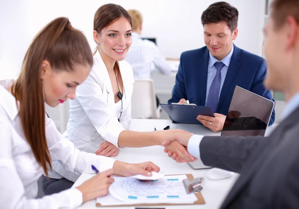 Gente de negocios dándose la mano, terminando una reunión, en la oficina — Foto de Stock