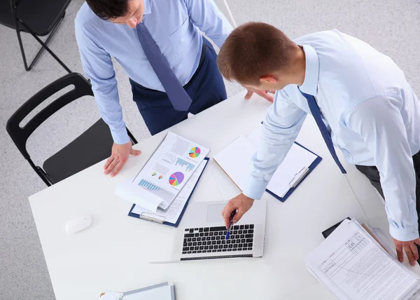 Zakenmensen zitten en discussiëren op zakelijke bijeenkomst — Stockfoto