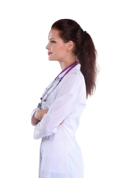 Retrato de una joven doctora con una bata blanca de pie — Foto de Stock