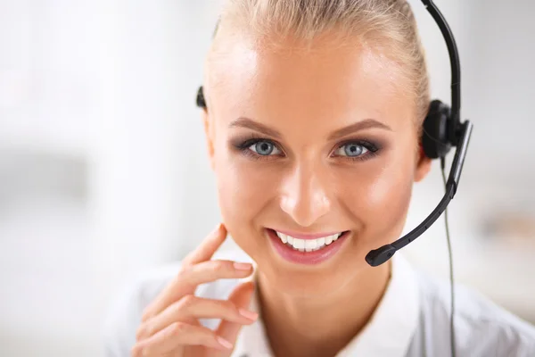 Retrato de primer plano de un agente de servicio al cliente sentado en la oficina — Foto de Stock