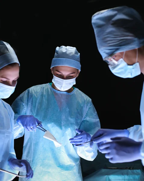 Teamchirurg aan het werk in de operatiekamer. — Stockfoto