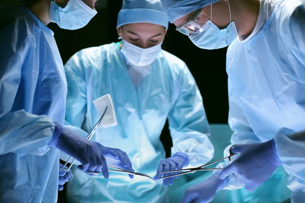 Cirurgião de equipa a trabalhar na sala de operações. — Fotografia de Stock