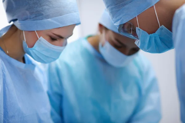 Teamchirurg aan het werk in de operatiekamer. — Stockfoto