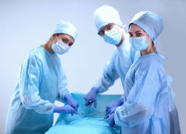 Teamchirurg aan het werk in de operatiekamer. — Stockfoto