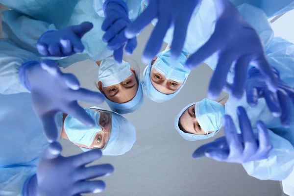 Grande equipe médica de pé agrupados em um círculo — Fotografia de Stock