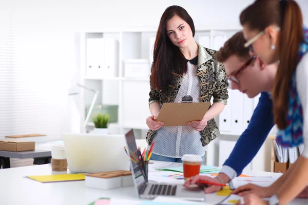 Jeunes entrepreneurs travaillant au bureau sur un nouveau projet — Photo