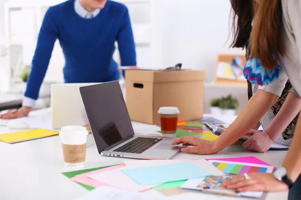 Jovens empresários que trabalham no escritório em um novo projeto — Fotografia de Stock