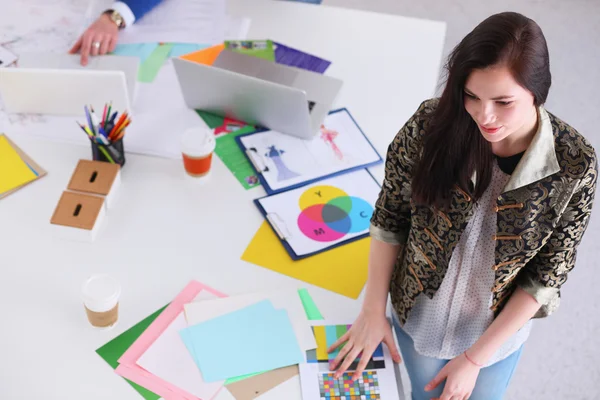 Retrato de designer feminino atraente no escritório — Fotografia de Stock