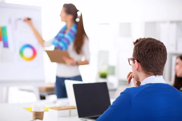 Jóvenes empresarios que trabajan en la oficina en un nuevo proyecto — Foto de Stock