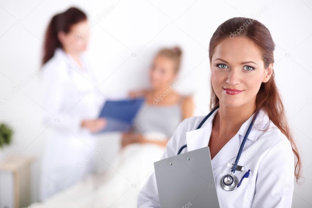 Медицинское обследование. Прием врача терапевта. К какому врачу идти с циститом. Врач симптомы. Сбор анамнеза.