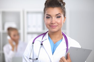Üniformalı bir dosyayla gülümseyen kadın doktor