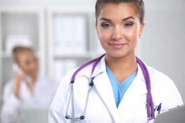 Üniformalı bir dosyayla gülümseyen kadın doktor