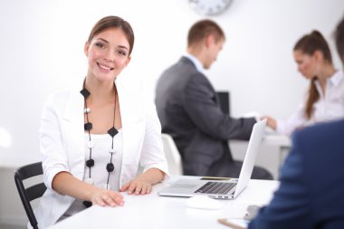 İş adamları iş toplantısında oturup tartışıyor.