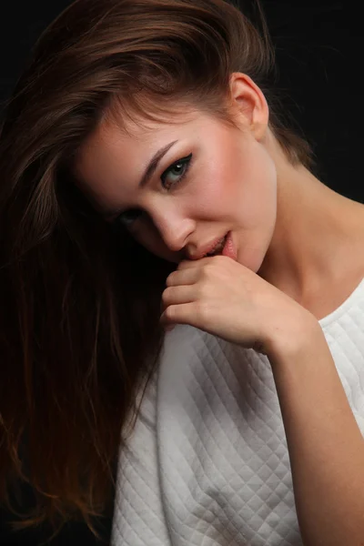 Porträtt av vacker ung kvinna ansikte. isolerad på mörk bakgrund — Stockfoto