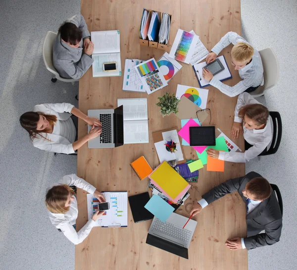 Gente de negocios sentada y discutiendo en reunión de negocios — Foto de Stock