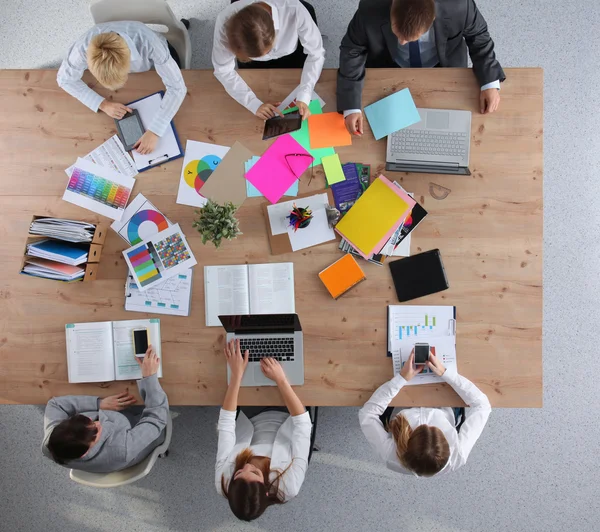 Gente de negocios sentada y discutiendo en reunión de negocios — Foto de Stock