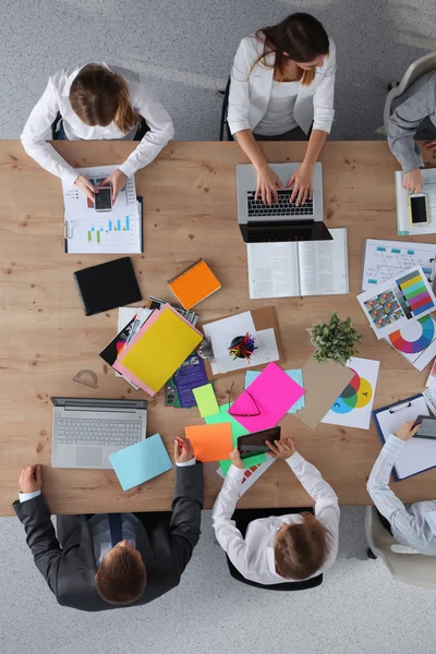 Zakenmensen zitten en discussiëren op zakelijke bijeenkomst — Stockfoto