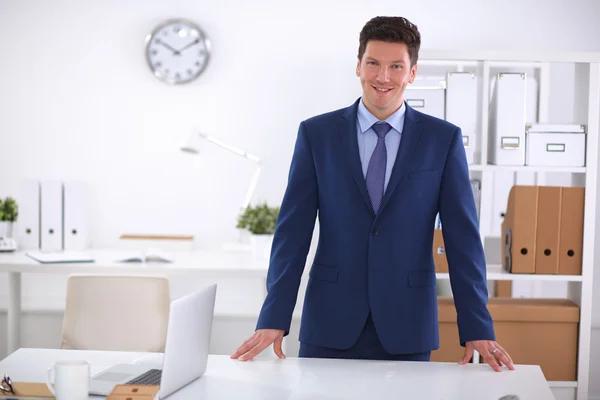 Geschäftsmann oder Manager vor seinem Schreibtisch im Büro — Stockfoto