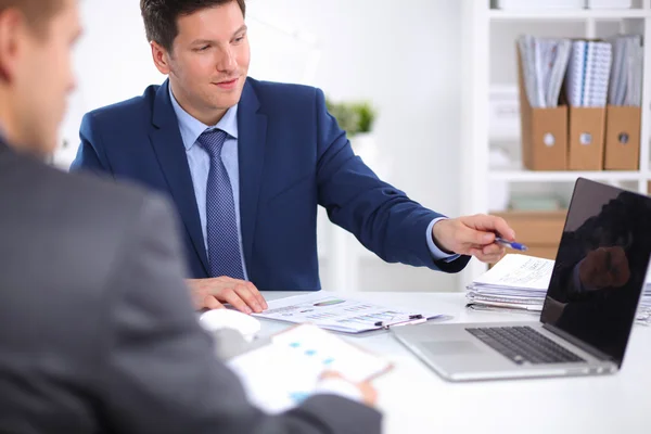 Geschäftsleute, die mit Laptop im Büro arbeiten, sitzen am Schreibtisch — Stockfoto