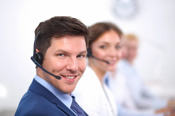 Attraktive junge Unternehmer und Kollegen in einem Call-Center-Büro — Stockfoto