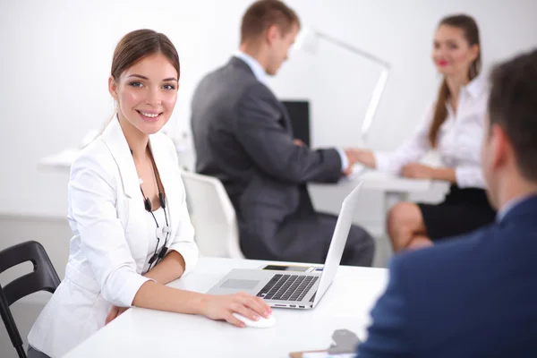Empresários sentados e a discutir em reunião de negócios — Fotografia de Stock