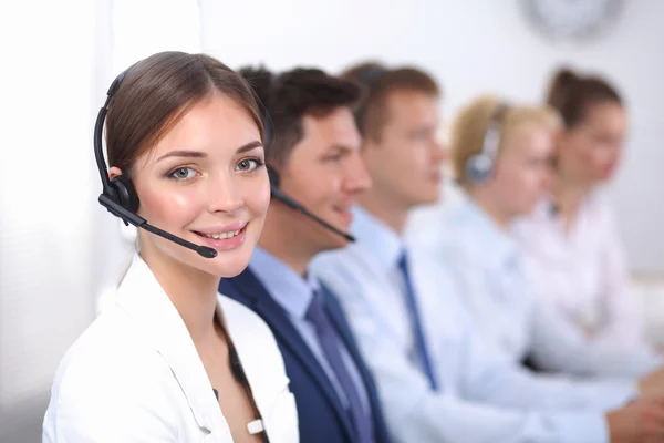 Atractivos jóvenes empresarios y colegas positivos en una oficina de call center — Foto de Stock