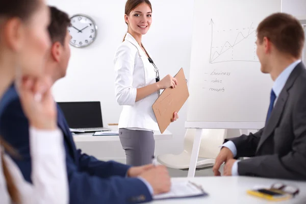 Gente de negocios sentada y discutiendo en reunión de negocios — Foto de Stock