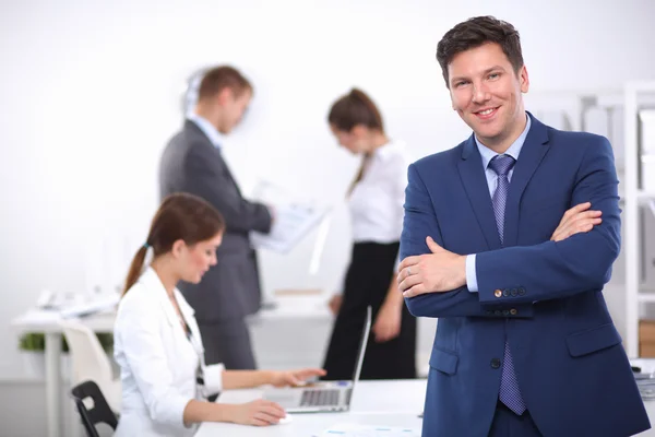 オフィスの彼のスタッフの側に立って成功するビジネス人 — ストック写真