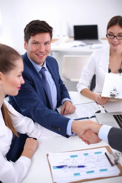 Gente de negocios dándose la mano, terminando una reunión, en la oficina —  Fotos de Stock