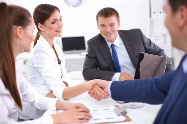 Gente de negocios dándose la mano, terminando una reunión, en la oficina —  Fotos de Stock