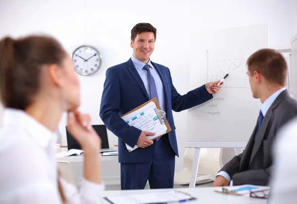 Gente de negocios sentada y discutiendo en reunión de negocios — Foto de Stock