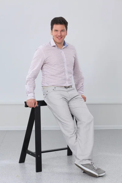 Porträt eines smarten jungen Mannes auf grauem Hintergrund — Stockfoto