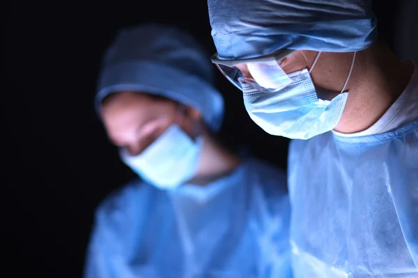 Cirurgião de equipa a trabalhar na operação — Fotografia de Stock