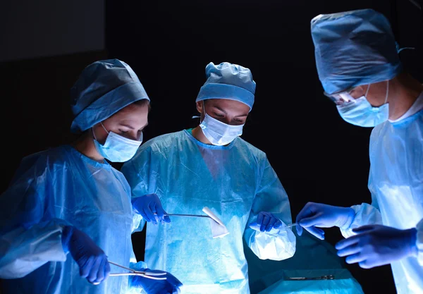 Cirujano de equipo en operación — Foto de Stock