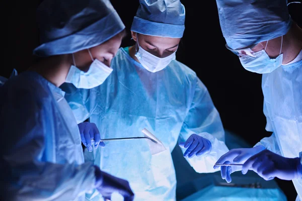 Team surgeon at work in operating — Stock Photo, Image