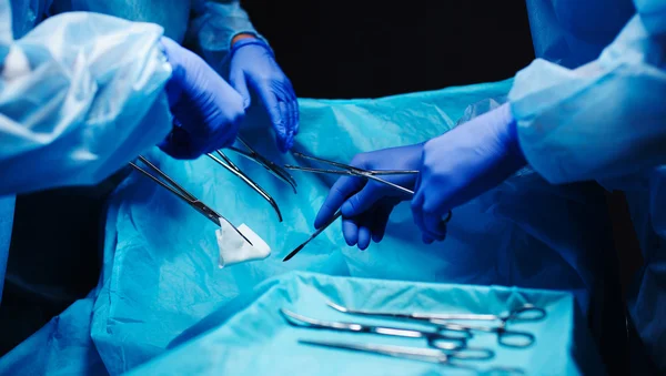 Team surgeon at work in operating — Stock Photo, Image