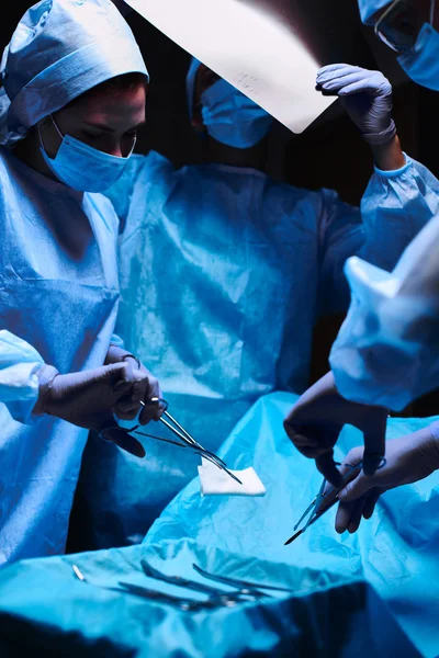 Takım cerrahı ameliyatta. — Stok fotoğraf