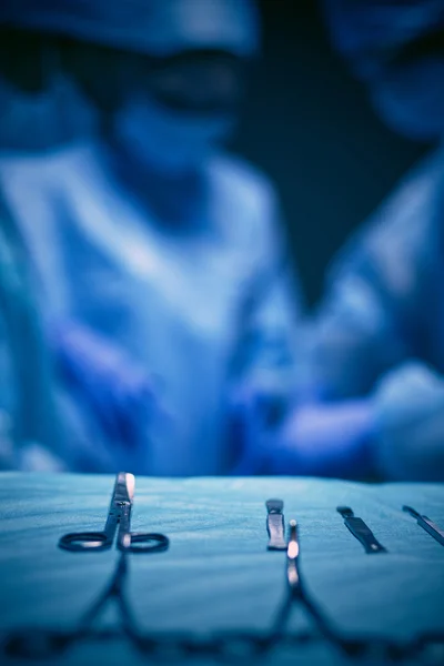 Teamchirurg bei der Arbeit im operativen Bereich — Stockfoto