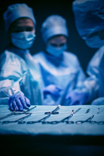 Chirurg zespołowy w pracy operacyjnej — Zdjęcie stockowe